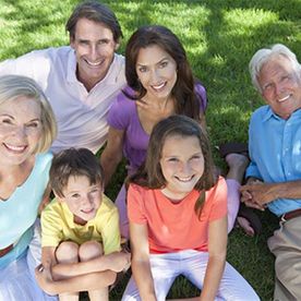 Familie im Gras