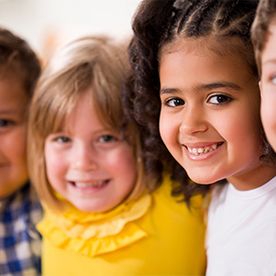 4 Kleinkinder lächeln