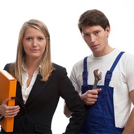 Junge Frau und junger Handwerker