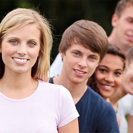 5 junge Leute in Reihe